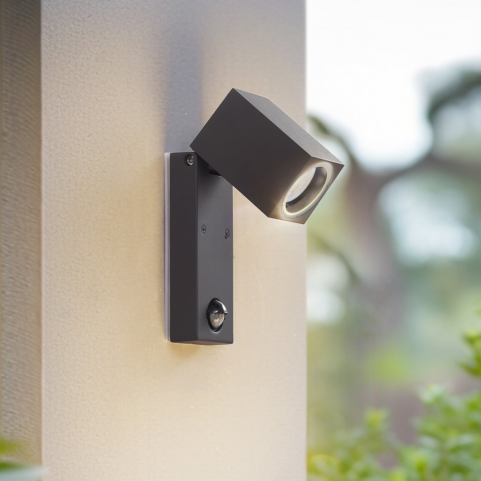 Aplique de pared Othil, con sensor, antracita, metal, IP44 - Lindby - Balcón - Moderno - Aluminio - Angular