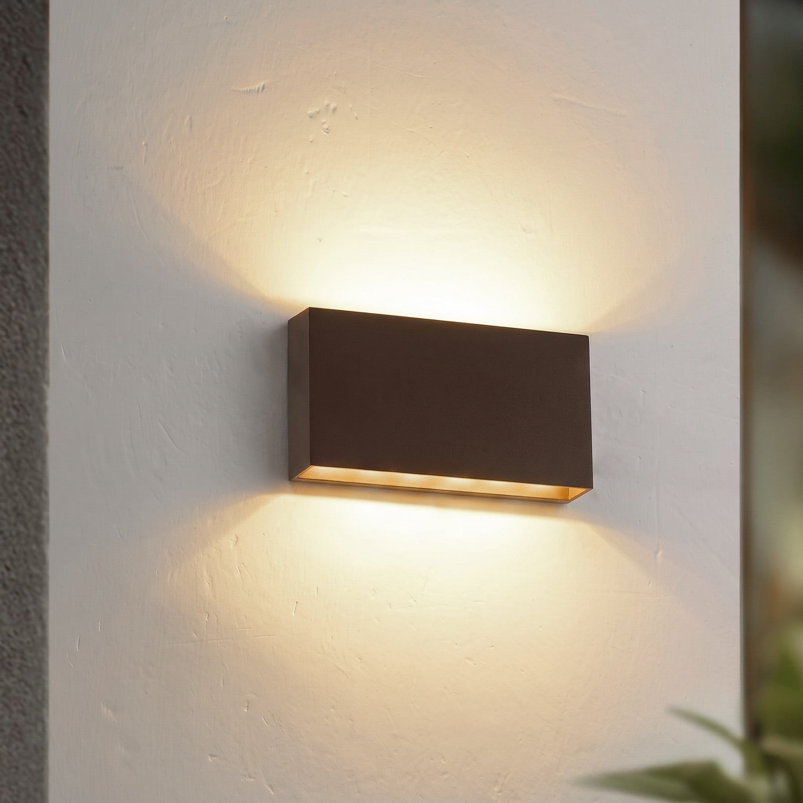 Aplique LED para exterior Jarte, 20 cm, marrón, IP65 - Lucande Lindby - Moderno - Plástico - Angular