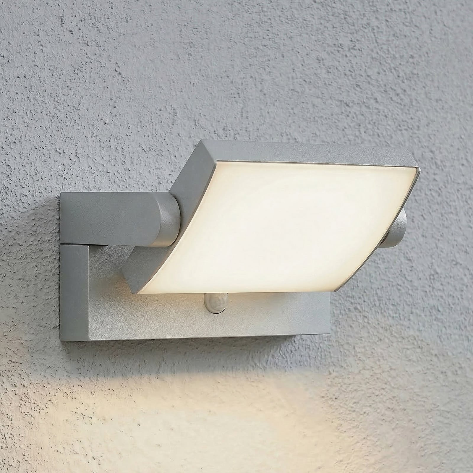 Aplique LED para exterior Sherin con sensor, gris claro, orientable - Lindby - Balcón - Moderno - Aluminio - Angular