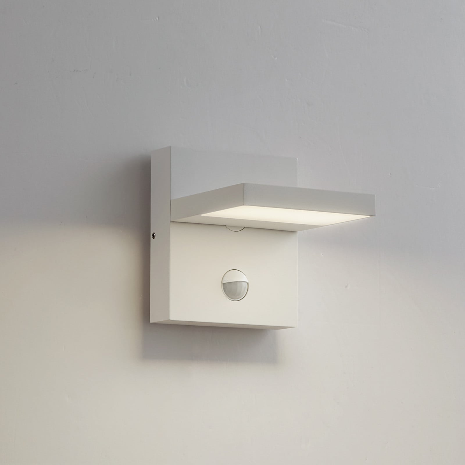 Aplique LED para exterior Silvan, blanca, con sensor, IP54, 16 cm - Lucande - Terraza - Moderno - Aluminio - Angular