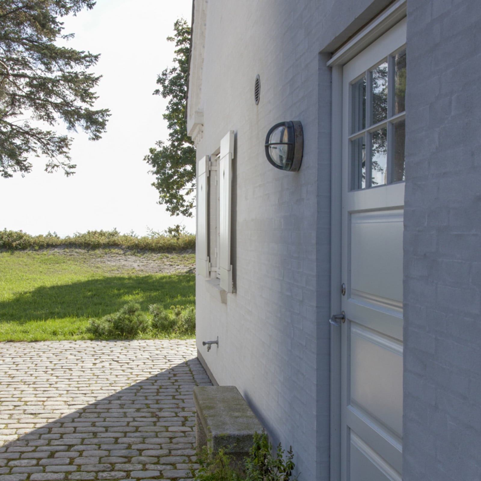 Aplique LED para exterior Skot, ópalo/aluminio - Louis Poulsen - Terraza