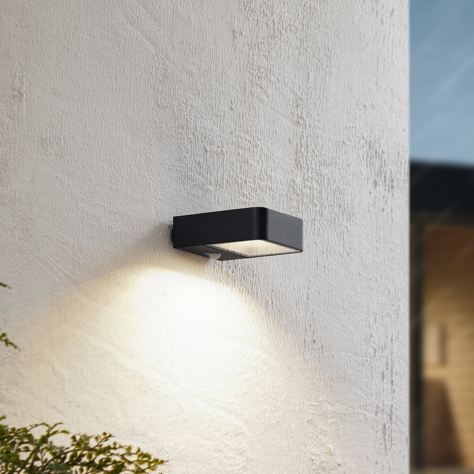 Dava Célula solar Aplique de Pared W/Sensor H5 Negro - Lucande - Balcón - Moderno - Aluminio - Angular