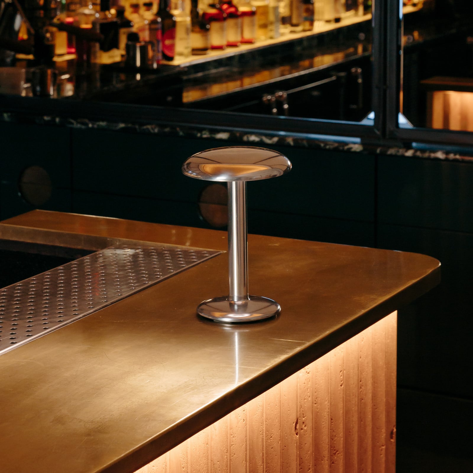Gustave Portable Lámpara de Sobremesa Polished Silver - Flos Flos Architectural - Terraza - Diseño - Metal - Con pantalla