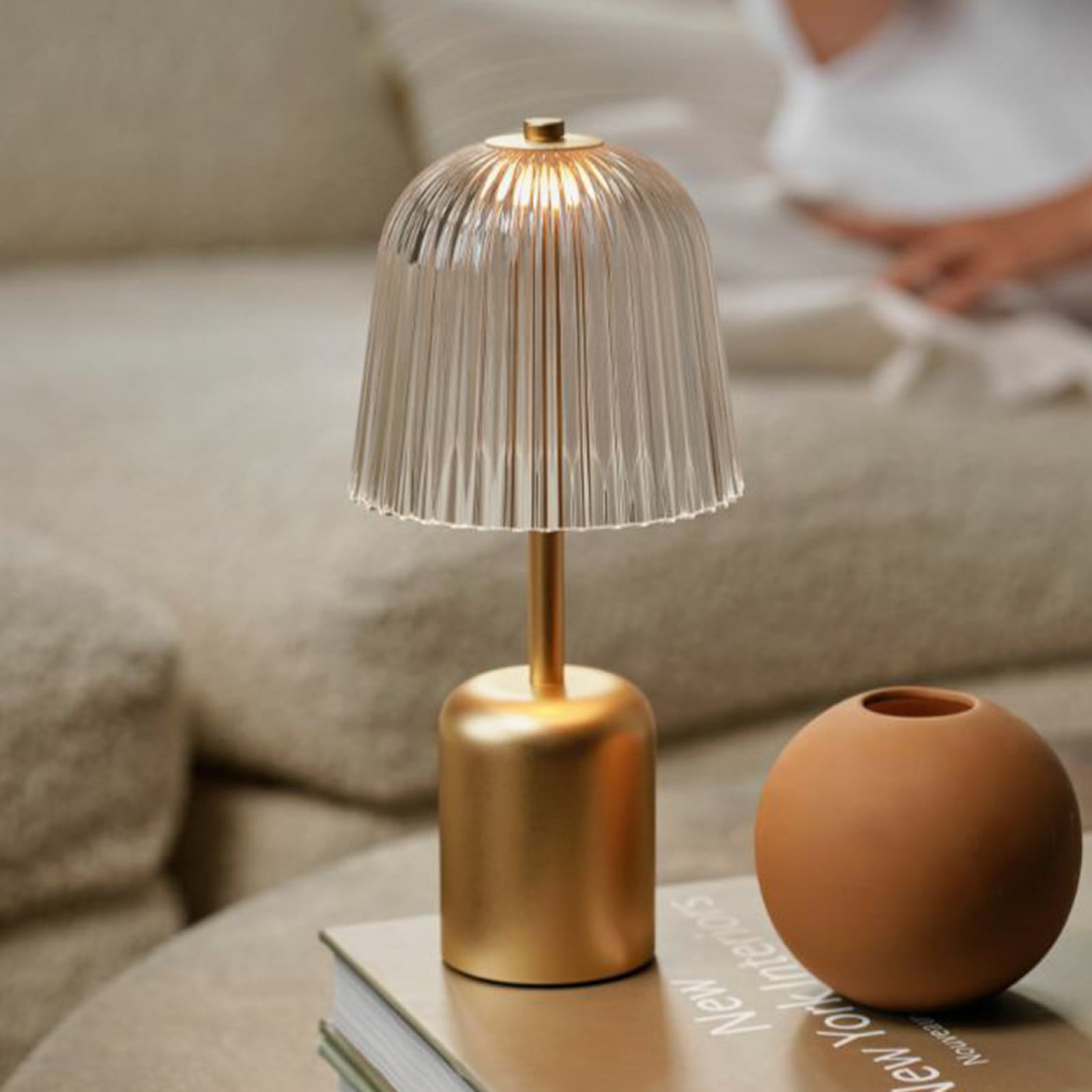 lámpara de mesa LED recargable Asteea, color latón, altura 27 cm - Nuura Nuura Aps - Terraza - Moderno - Metal - Con pantalla