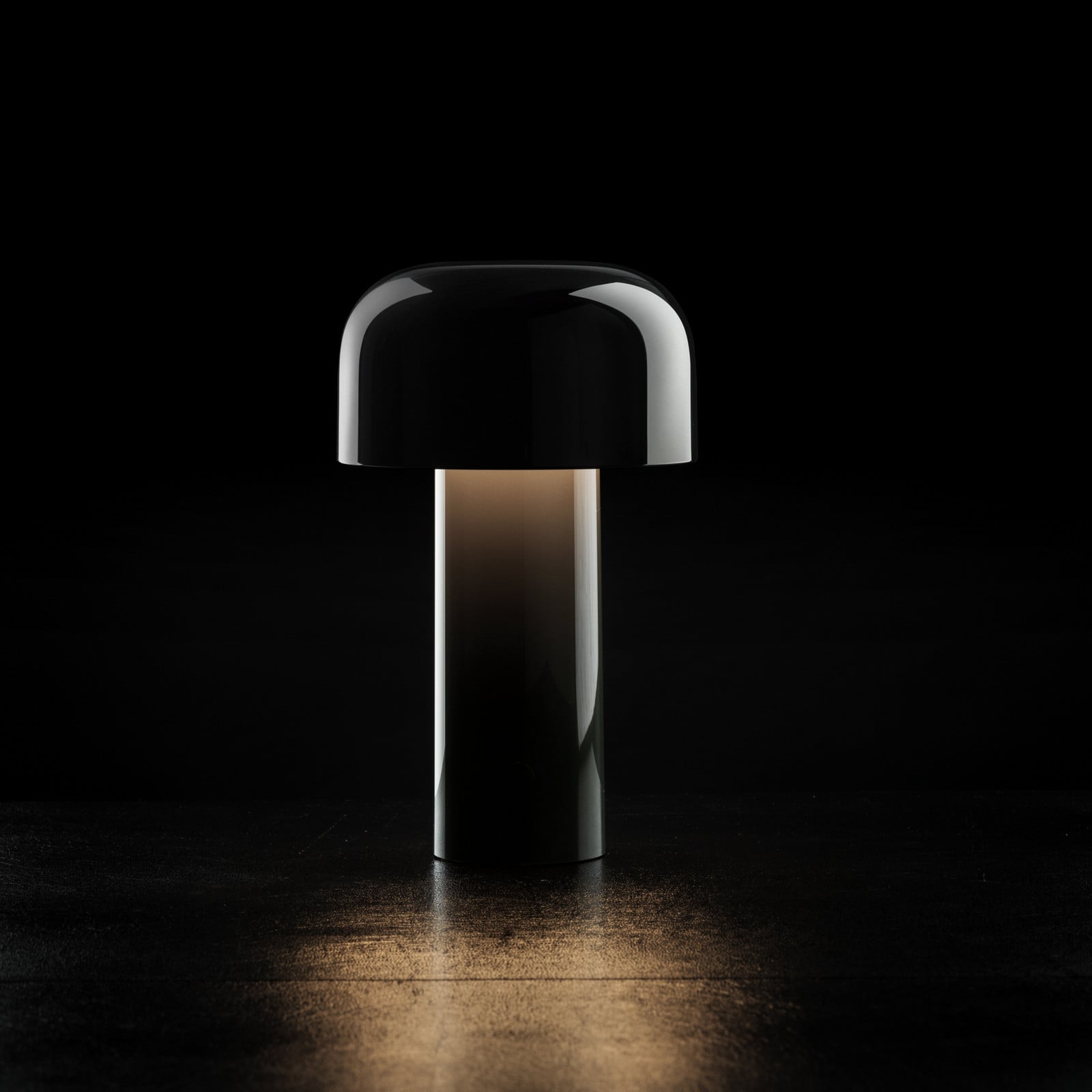 Lámpara de mesa LED recargable Bellhop, negra, 21 cm, atenuable, IP54 - FLOS - Sala de estar / salón - Diseño - Plástico - Redonda