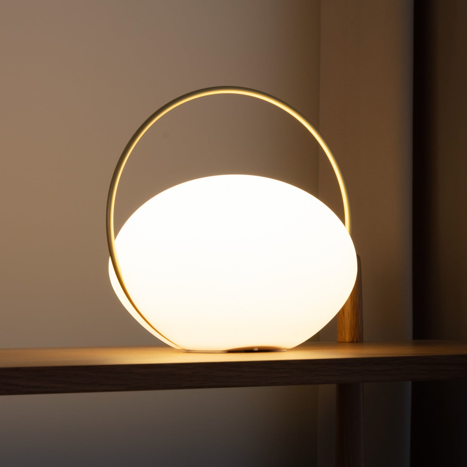 Lámpara de mesa LED recargable Orbit, blanco/latón, IP44 CCT - UMAGE - Sala de estar / salón - Diseño - Plástico