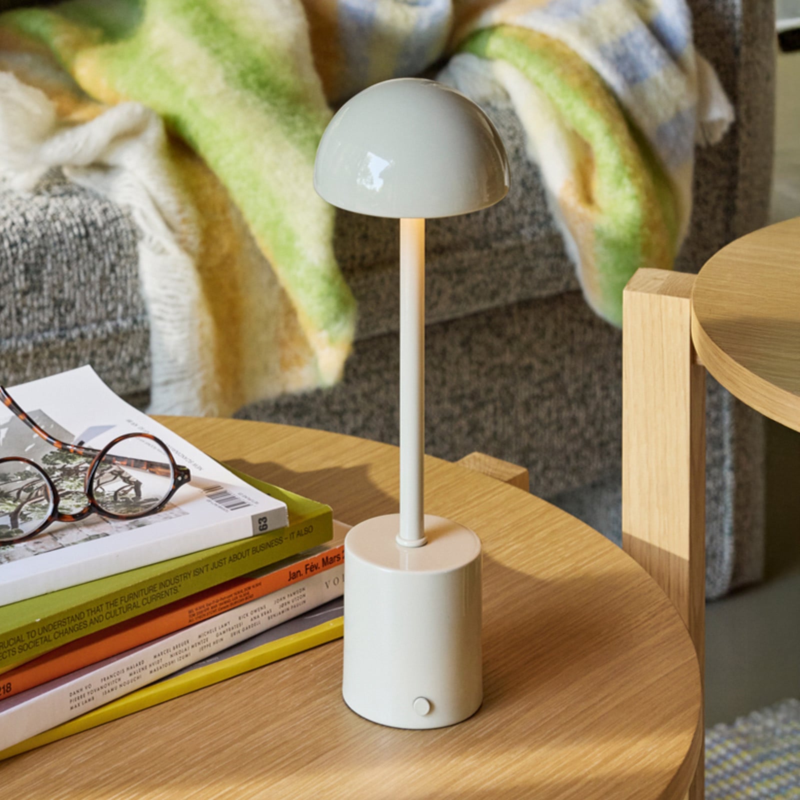Lámpara de mesa LED recargable Taten, color arena, altura 30 cm - Hübsch - Terraza - Moderno - Metal - Con pantalla