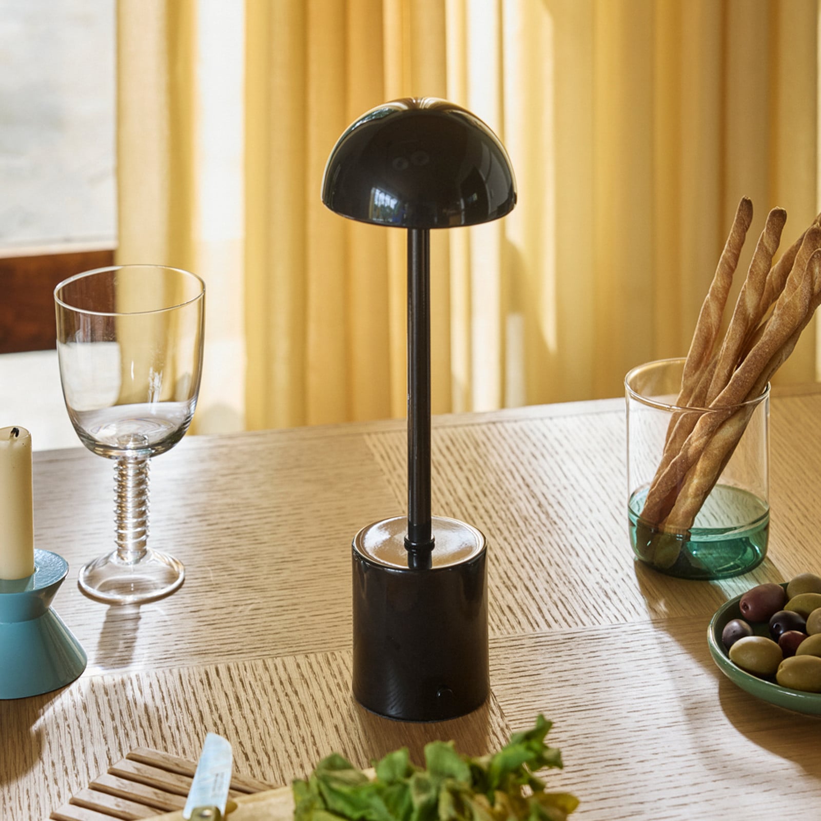 Lámpara de mesa LED recargable Taten, color negro, altura 30 cm - Hübsch - Terraza - Moderno - Metal - Con pantalla