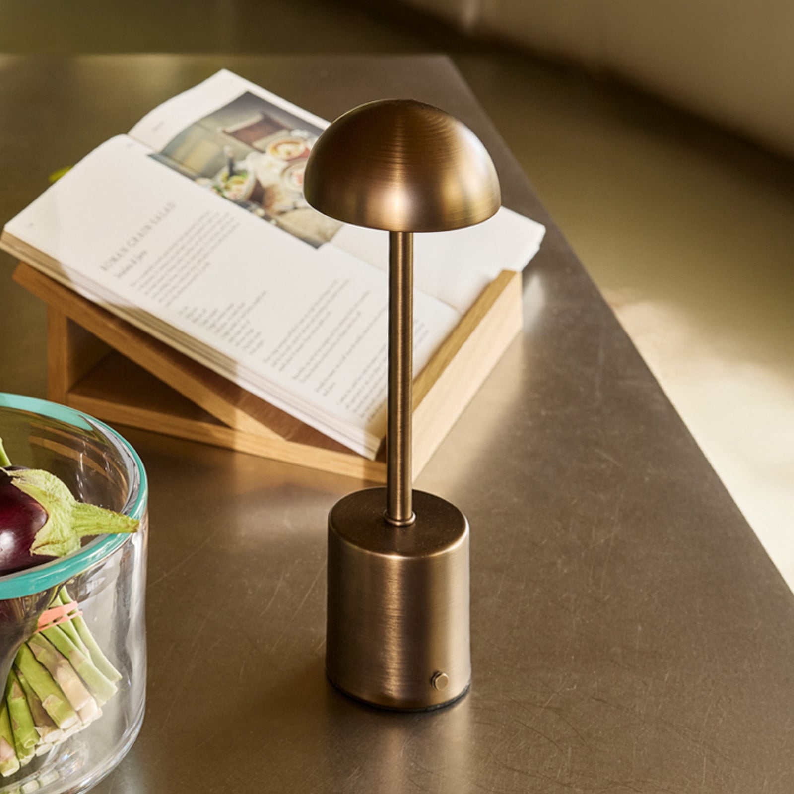 Lámpara de mesa LED recargable Taten, latón bruñido, altura 30 cm - Hübsch - Terraza - Moderno - Metal - Con pantalla