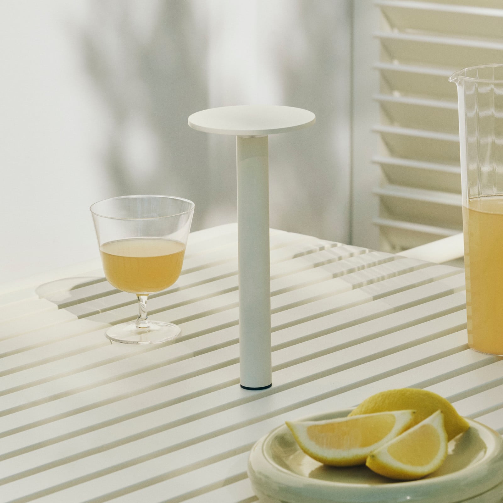 Lámpara de mesa portátil LED recargable HOST, blanco crema, 22 cm, IP44 - HAY HOST PORTABLE - Sala de estar / salón - Moderno - Aluminio - Con pantalla