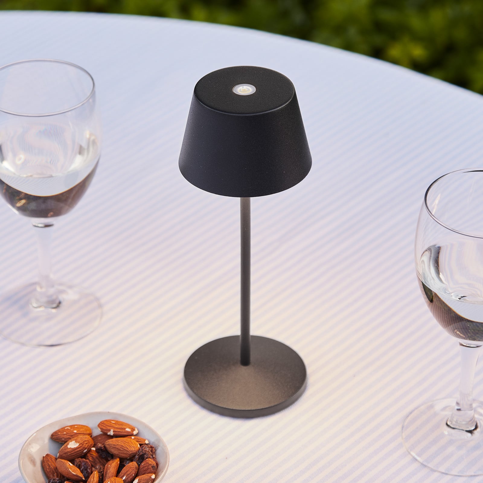 Lámpara de mesa portátil Modi Micro IP65 negra - LOOM DESIGN - Terraza - Moderno - Aluminio - Con pantalla