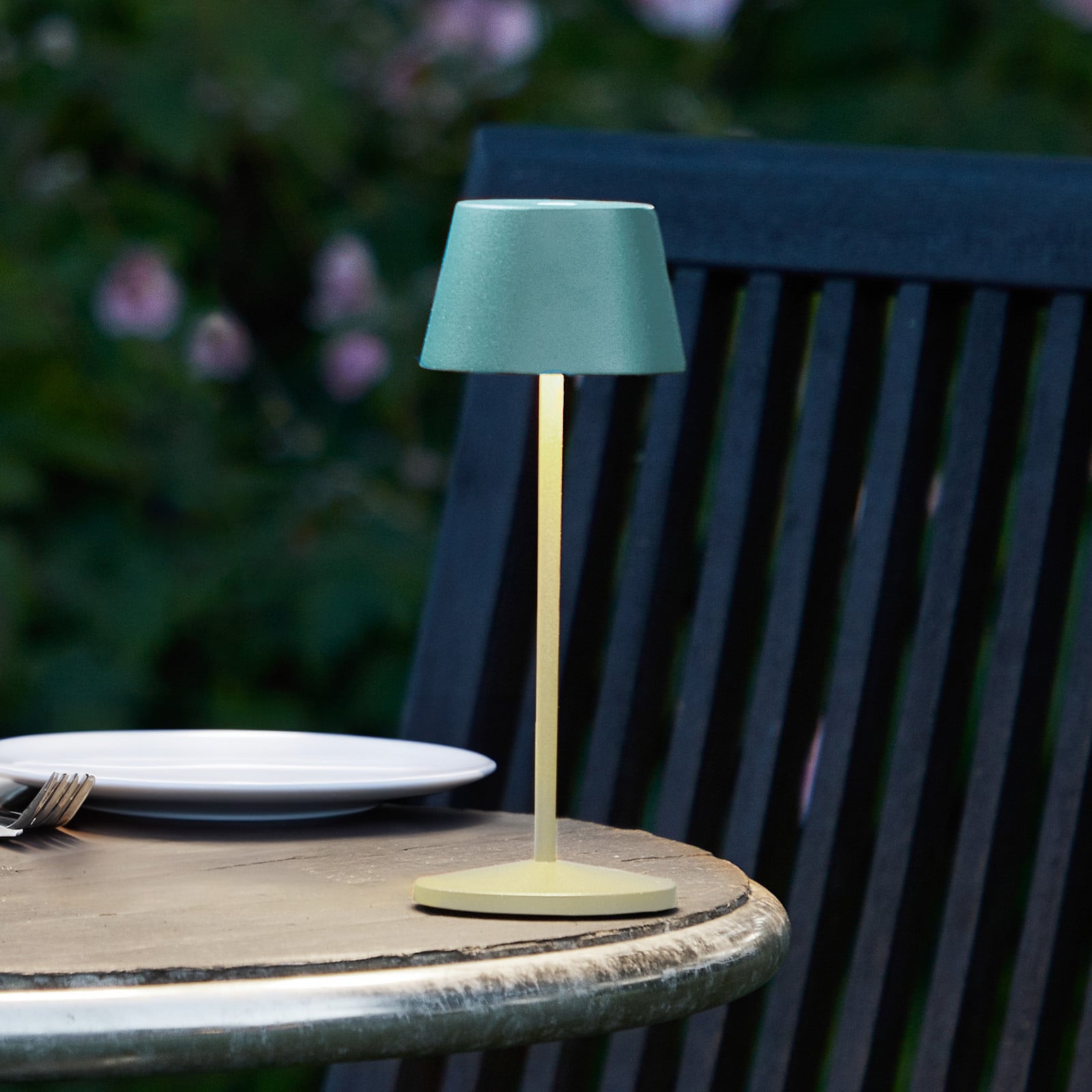 Lámpara de mesa recargable Modi Micro LED, IP65, verde - LOOM DESIGN - Terraza - Moderno - Aluminio - Con pantalla