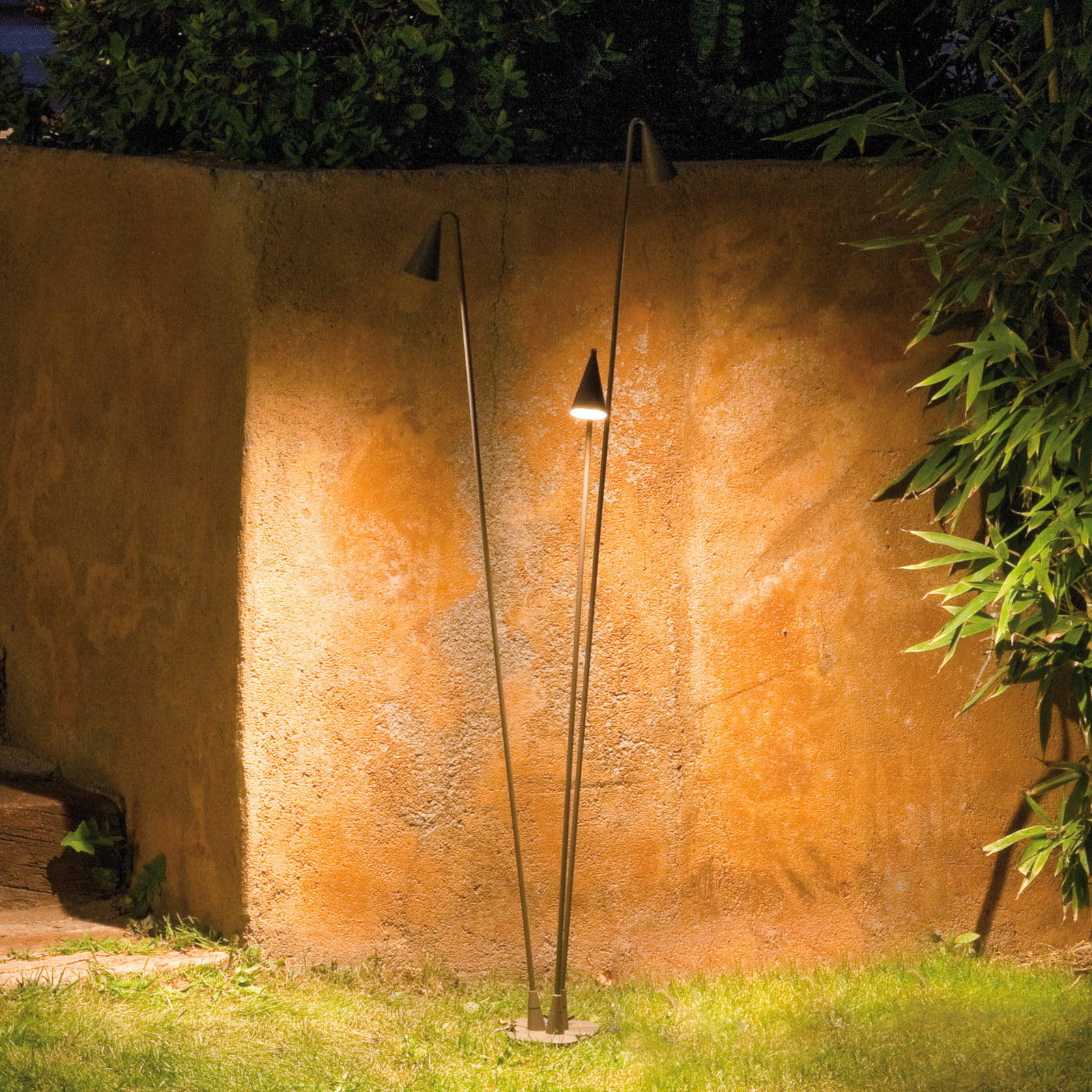 Lámpara de pie LED exterior Brisa, 3 luces, color caqui - Vibia - Diseño - Plástico
