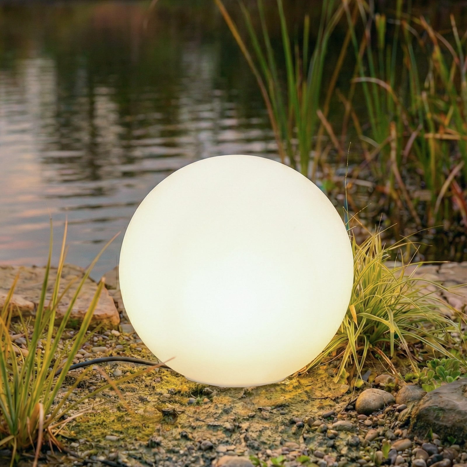Lámpara globo Valyra, IP54, Ø 40, pica para suelo - Lindby - Terraza - Moderno - Plástico