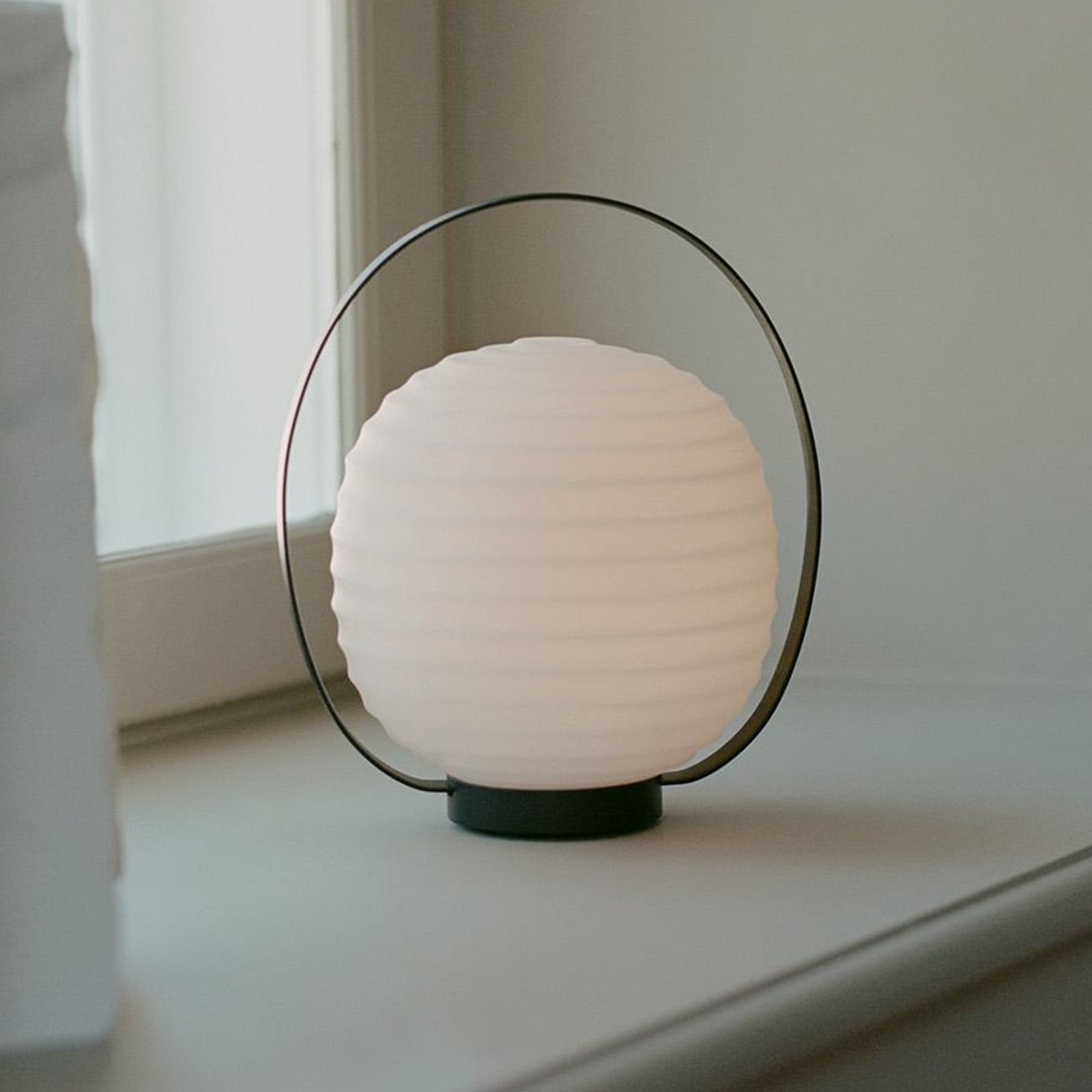Lantern Portable Lámpara de Sobremesa Negro/Ópalo Blanco - New Works - Diseño - Vidrio - Farol